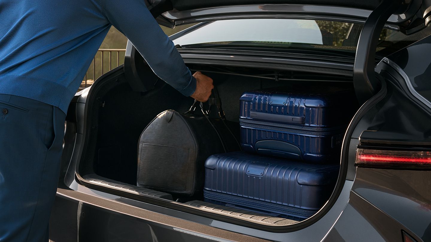 ES rear storage, highlighting the low-liftover access.
