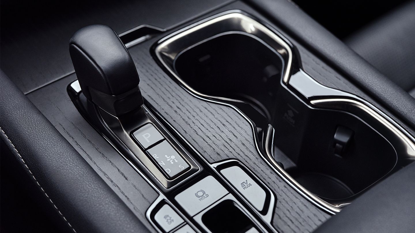 Close-up of the contrast stitching and leather-trimmed shift knob in the RX Hybrid.