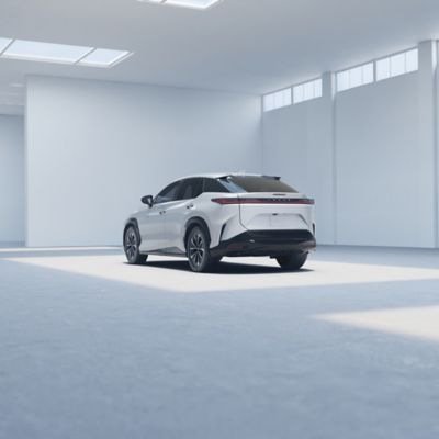 https://tmna.assetscs.toyota.com/is/image/lexusaemcs/lexus/images/models/rz/2026/visualizer/350e/exterior/18-in-alloy-wheels-with-dark-gray-and-machined-finish/oxygen-white/large-7.jpg?cachebust=1&extend=-378%2C-507%2C-378%2C-507&hei=600&qlt=100&wid=750