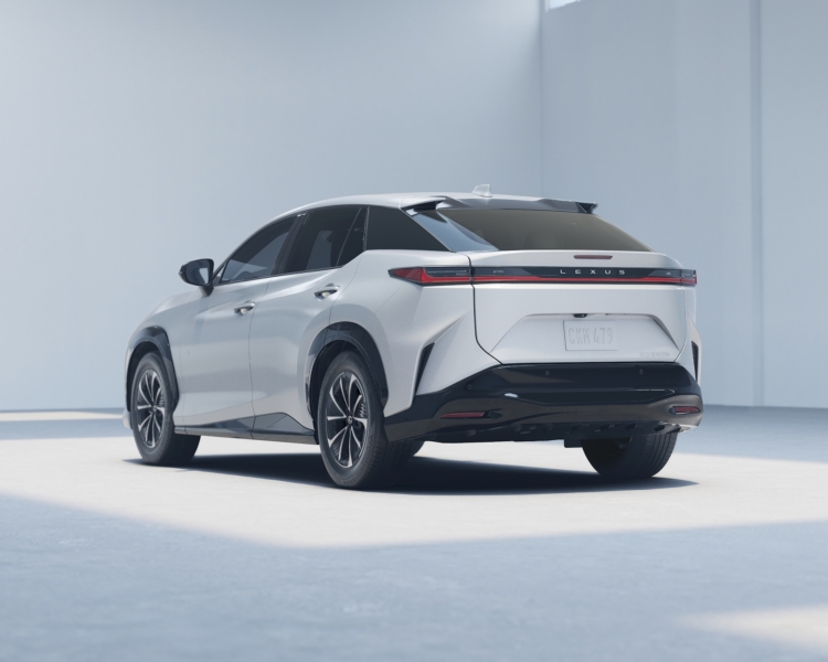 https://tmna.assetscs.toyota.com/is/image/lexusaemcs/lexus/images/models/rz/2026/visualizer/350e/exterior/18-in-alloy-wheels-with-dark-gray-and-machined-finish/oxygen-white/large-7.jpg?cachebust=1&extend=-378%2C-507%2C-378%2C-507&hei=600&qlt=100&wid=750